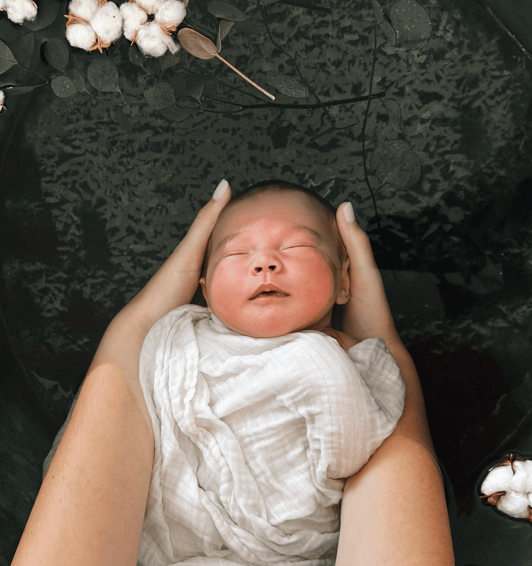 Moment de tendresse entre un parent et son bébé, dans une ambiance douce.